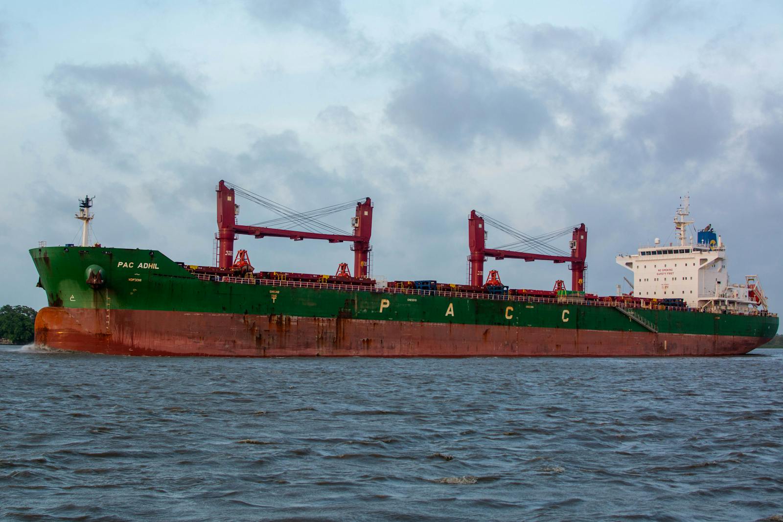 Geared bulk carrier underway